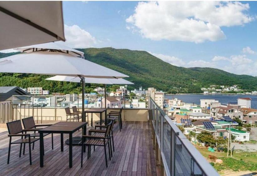 בית מלון כפרי Geoje Mongdol Beach H Avenue