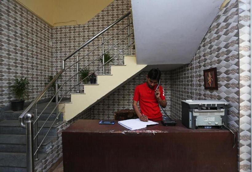 Отель Oyo 35493  Mj