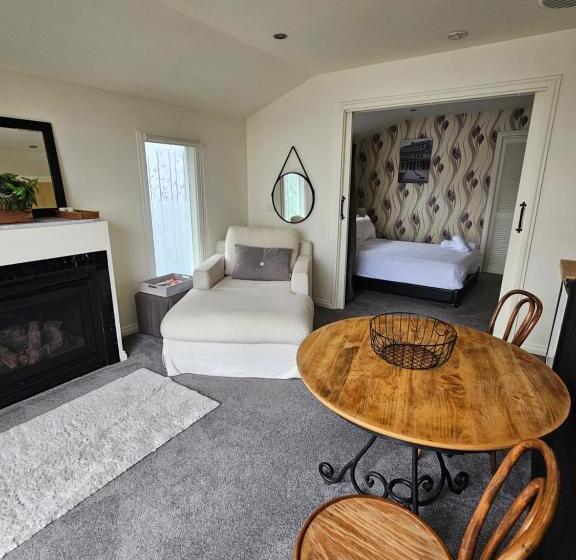 بنسيون By The Seaside