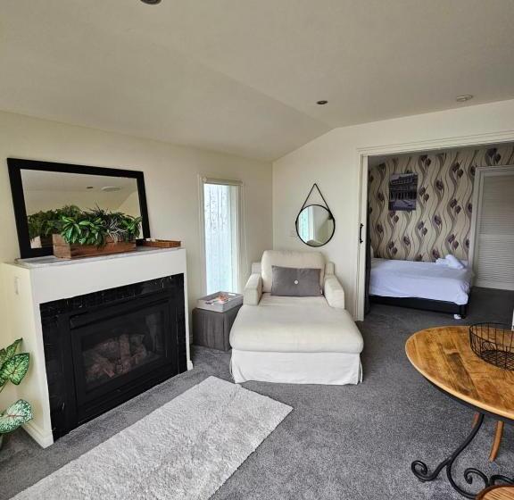 بنسيون By The Seaside