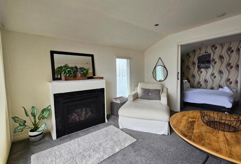 بنسيون By The Seaside