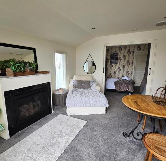 بنسيون By The Seaside