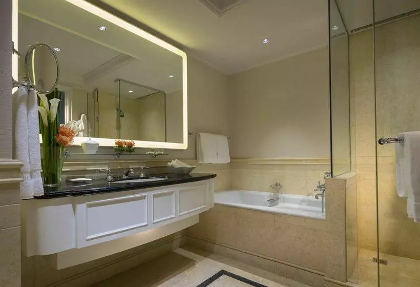 Four Seasons Hotel Shanghai