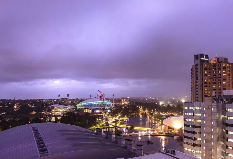 فندق Oaks Adelaide Embassy Suites