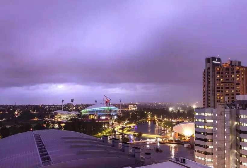 هتل Oaks Adelaide Embassy Suites