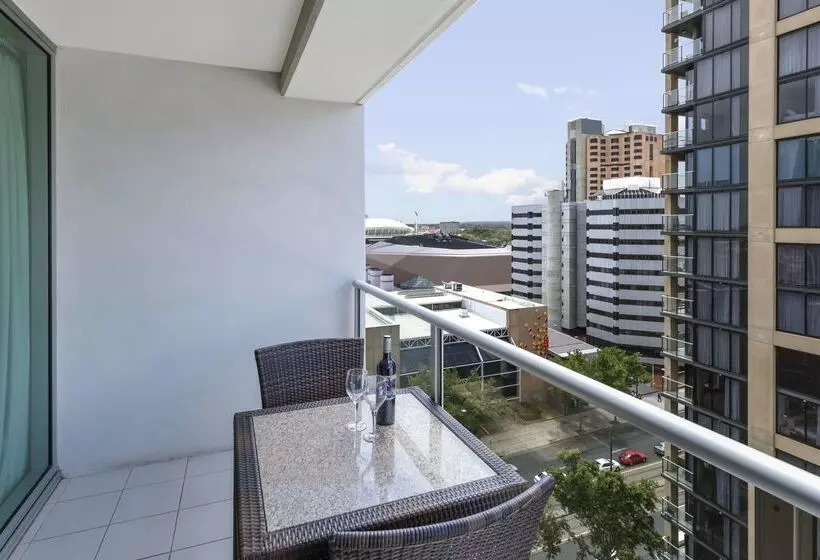 هتل Oaks Adelaide Embassy Suites
