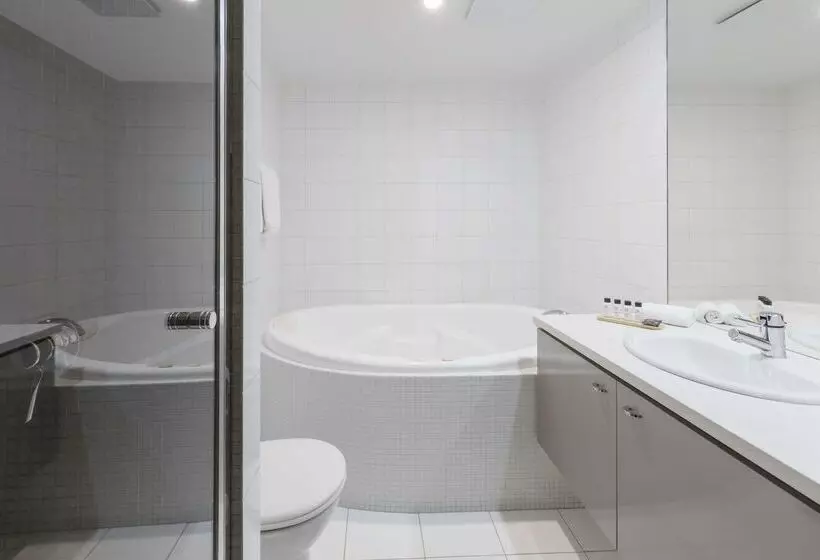 هتل Oaks Adelaide Embassy Suites