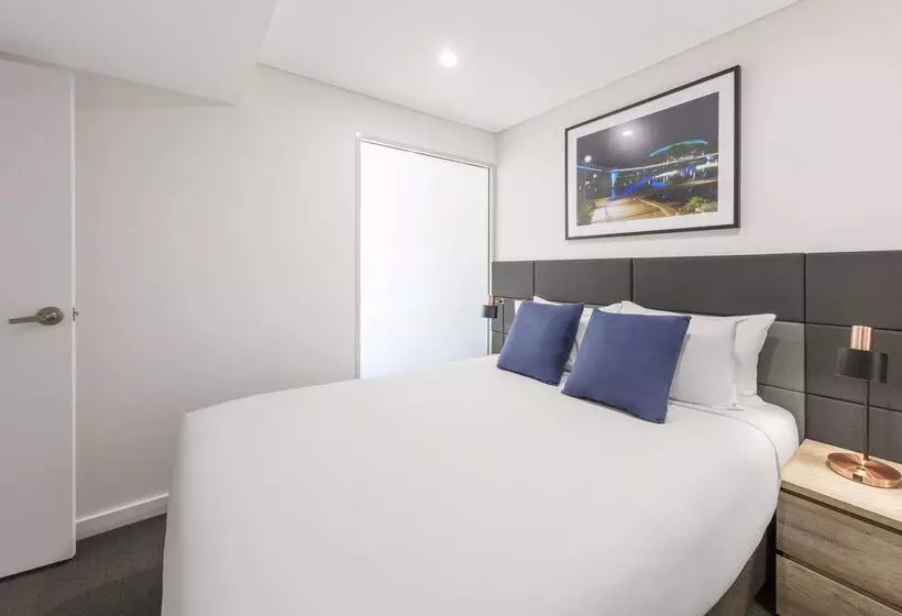 هتل Oaks Adelaide Embassy Suites