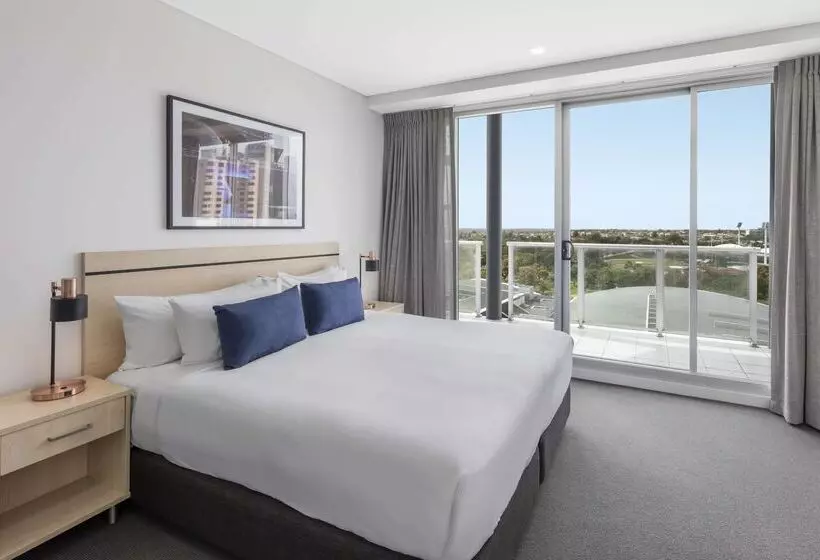 هتل Oaks Adelaide Embassy Suites