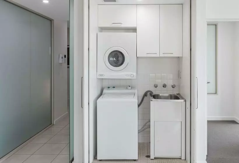 هتل Oaks Adelaide Embassy Suites