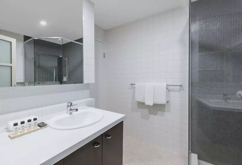 هتل Oaks Adelaide Embassy Suites