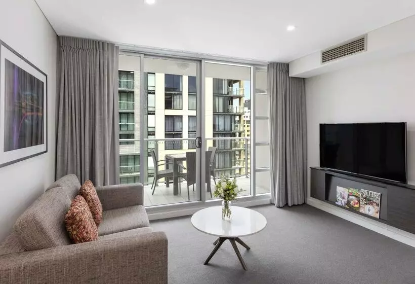 هتل Oaks Adelaide Embassy Suites