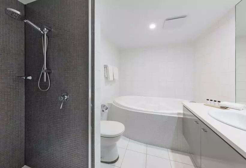 هتل Oaks Adelaide Embassy Suites