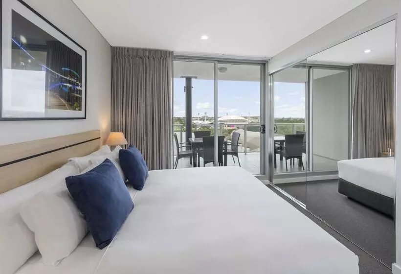 هتل Oaks Adelaide Embassy Suites