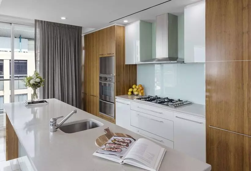 هتل Oaks Adelaide Embassy Suites