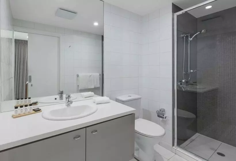 هتل Oaks Adelaide Embassy Suites