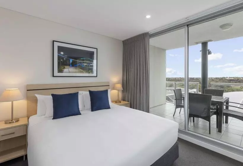 هتل Oaks Adelaide Embassy Suites