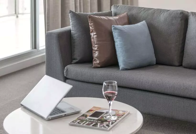 هتل Oaks Adelaide Embassy Suites