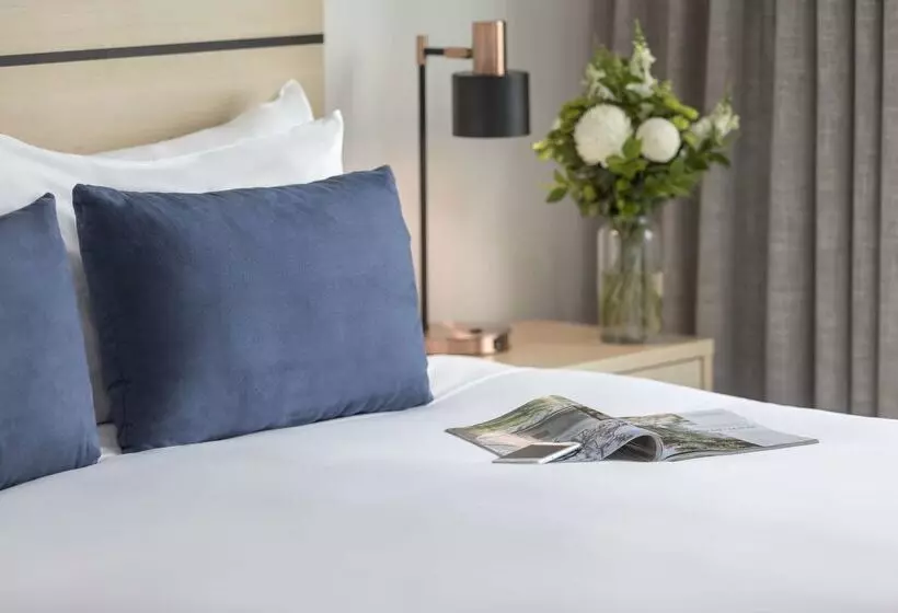 هتل Oaks Adelaide Embassy Suites