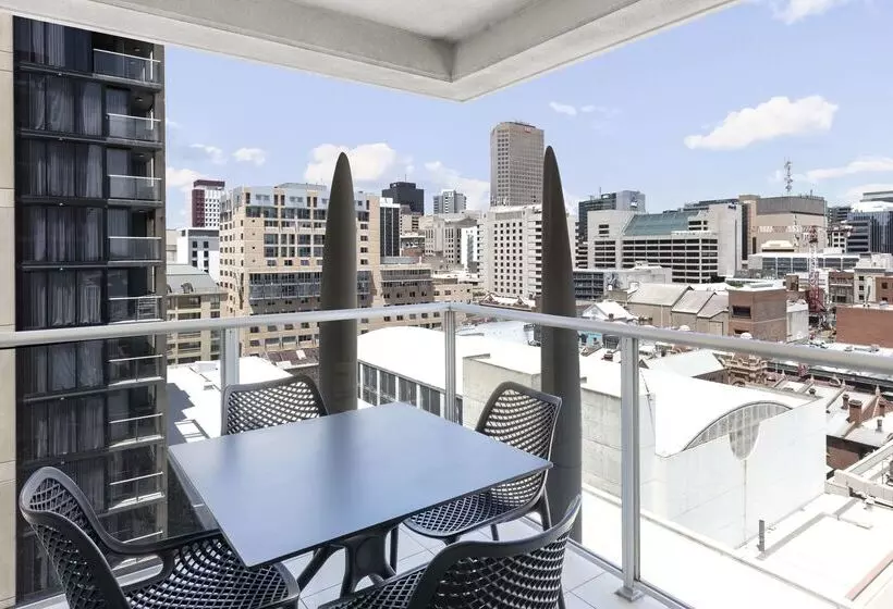 هتل Oaks Adelaide Embassy Suites