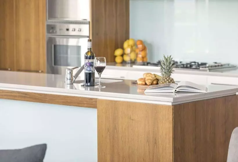 هتل Oaks Adelaide Embassy Suites