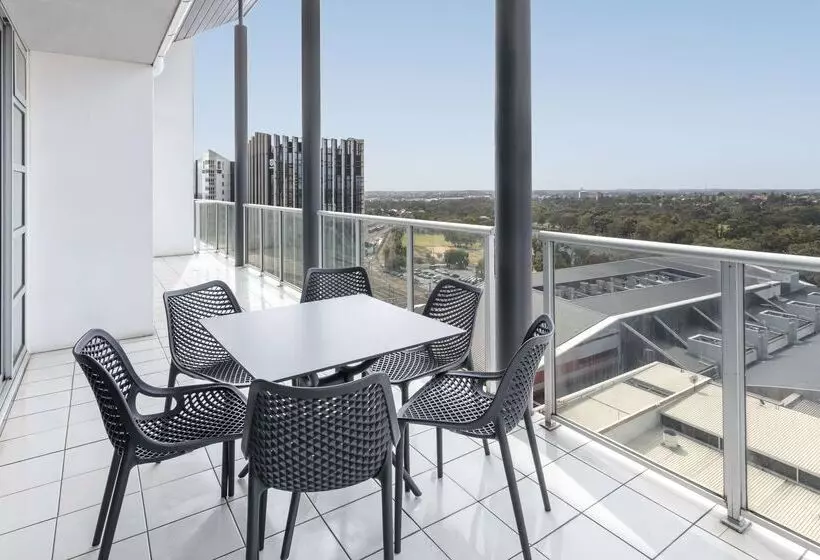 هتل Oaks Adelaide Embassy Suites