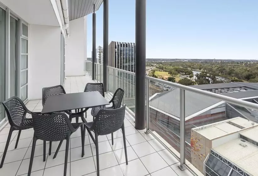 هتل Oaks Adelaide Embassy Suites