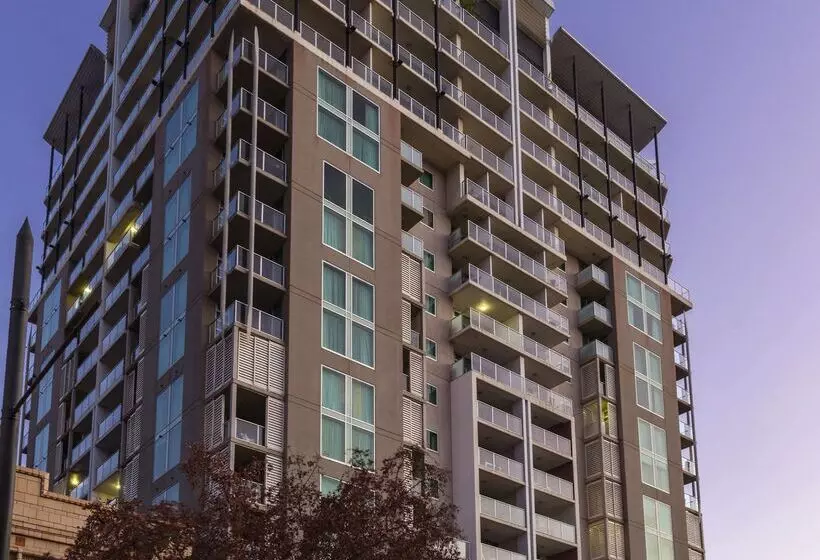 هتل Oaks Adelaide Embassy Suites