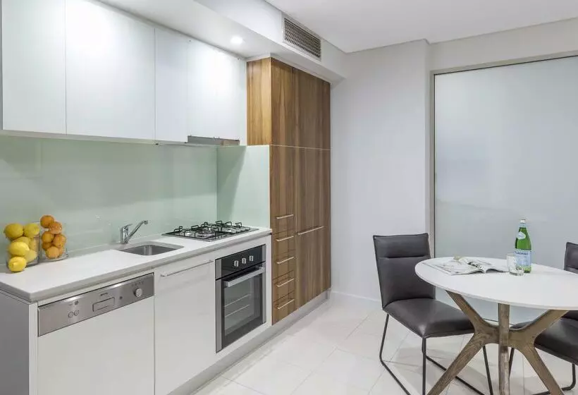 هتل Oaks Adelaide Embassy Suites