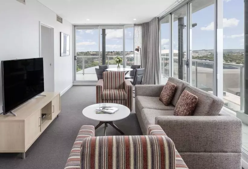 هتل Oaks Adelaide Embassy Suites