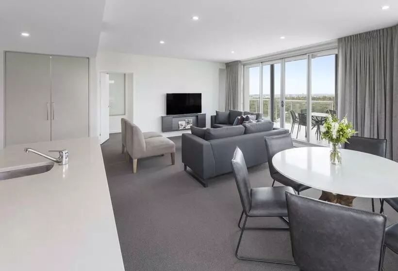 هتل Oaks Adelaide Embassy Suites