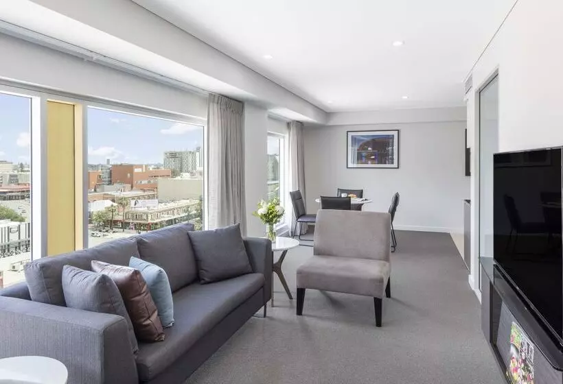 هتل Oaks Adelaide Embassy Suites