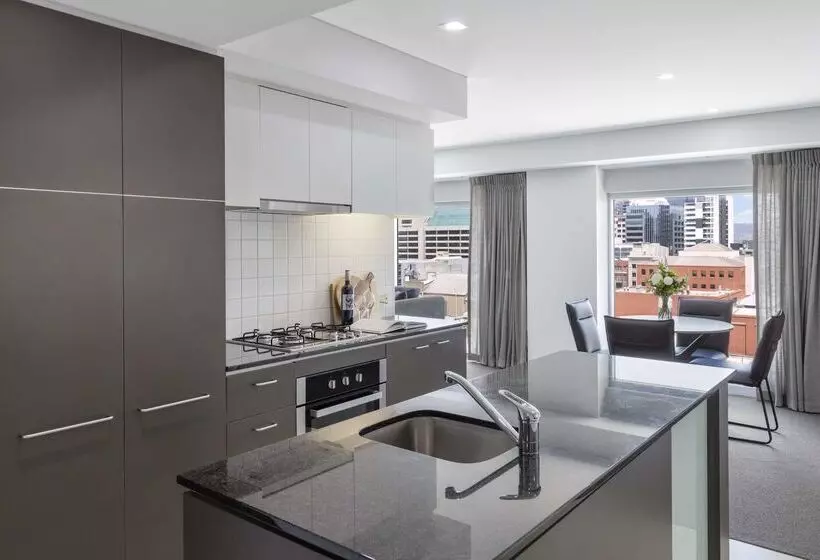 هتل Oaks Adelaide Embassy Suites