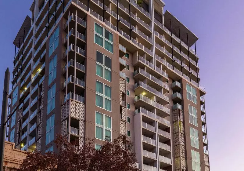 هتل Oaks Adelaide Embassy Suites