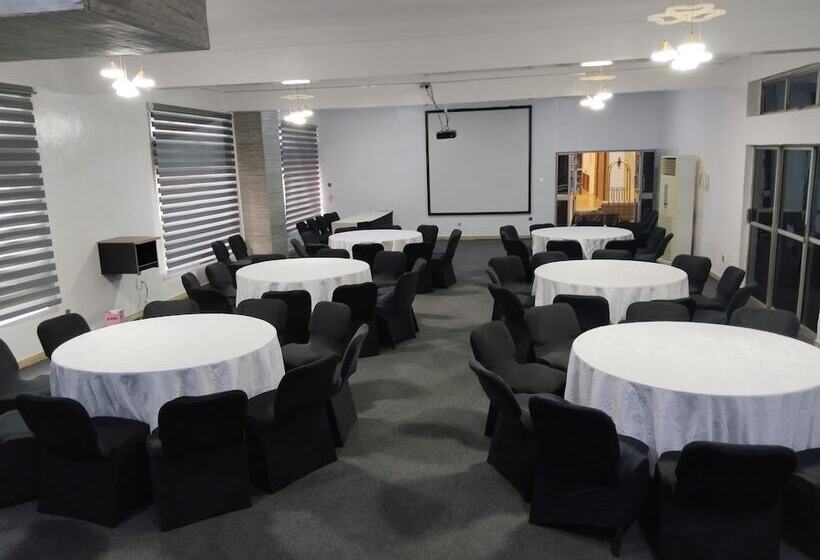 هتل Kakanfo Inn And Conference Centre