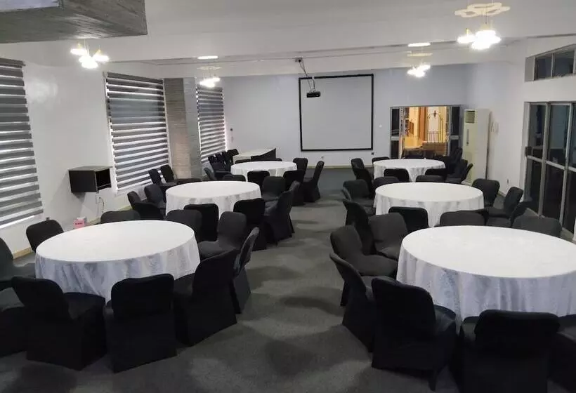 هتل Kakanfo Inn And Conference Centre