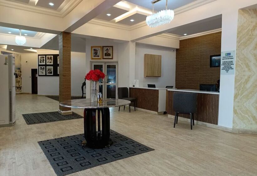 هتل Kakanfo Inn And Conference Centre