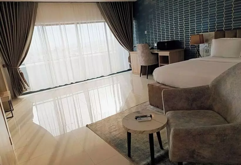 هتل Kakanfo Inn And Conference Centre