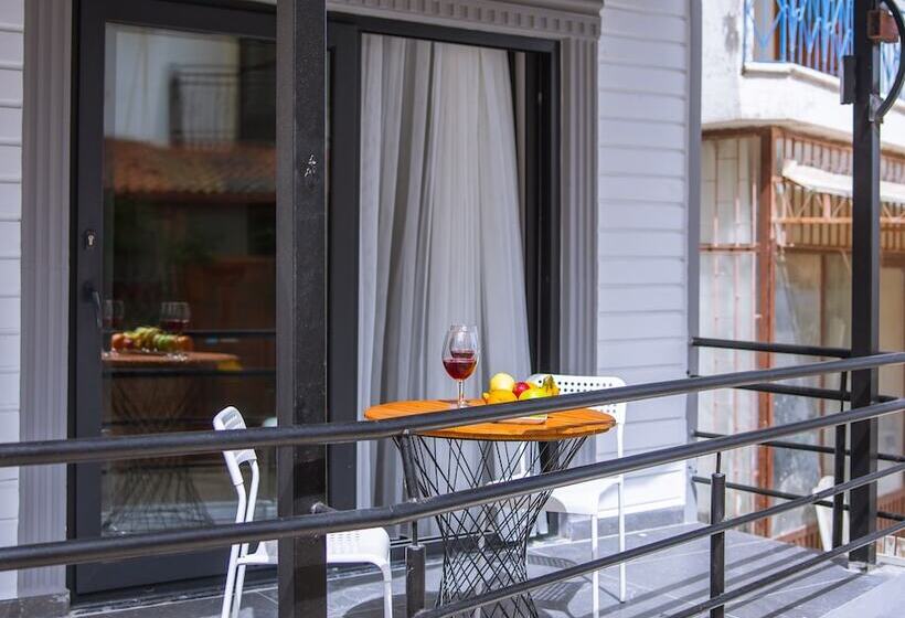 هتل White House Apart