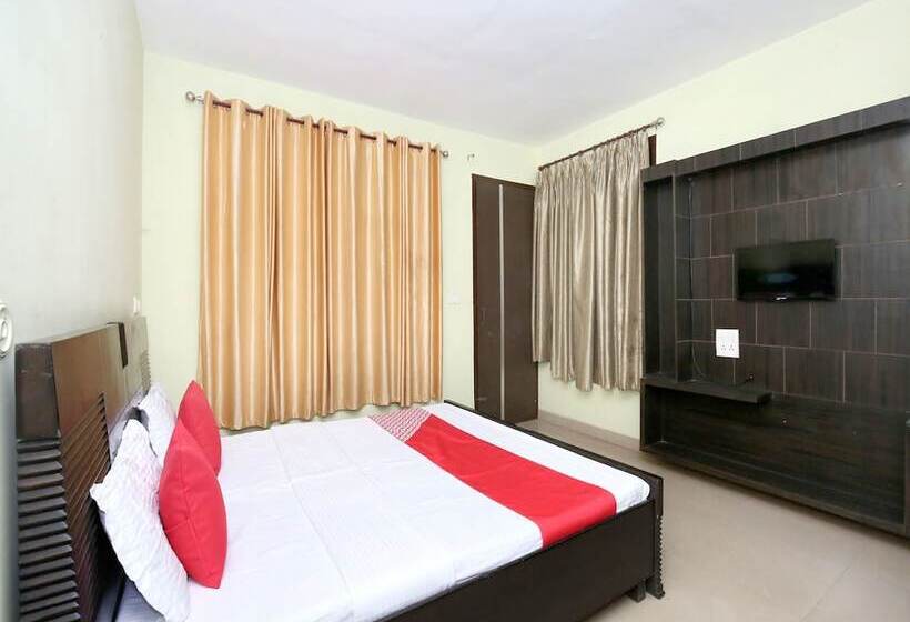 ペンション Sandal Homestay By Oyo Rooms