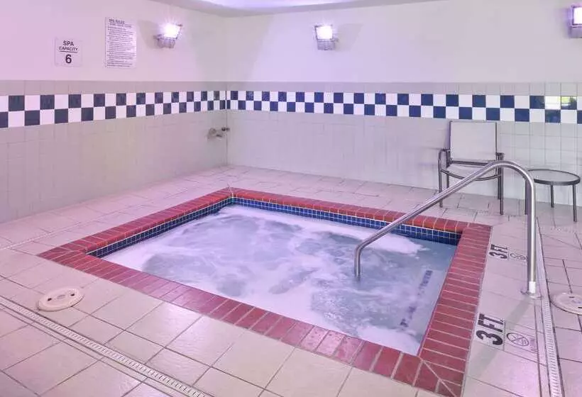 Отель Comfort Inn & Suites Fayettevilleuniversity Area