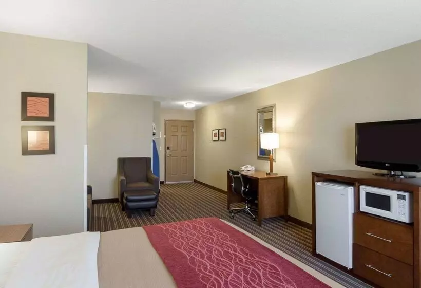 Отель Comfort Inn & Suites Fayettevilleuniversity Area