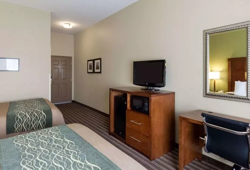 Отель Comfort Inn & Suites Fayettevilleuniversity Area
