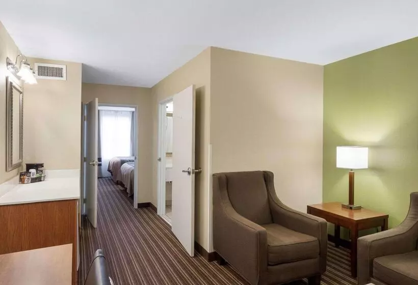 Отель Comfort Inn & Suites Fayettevilleuniversity Area