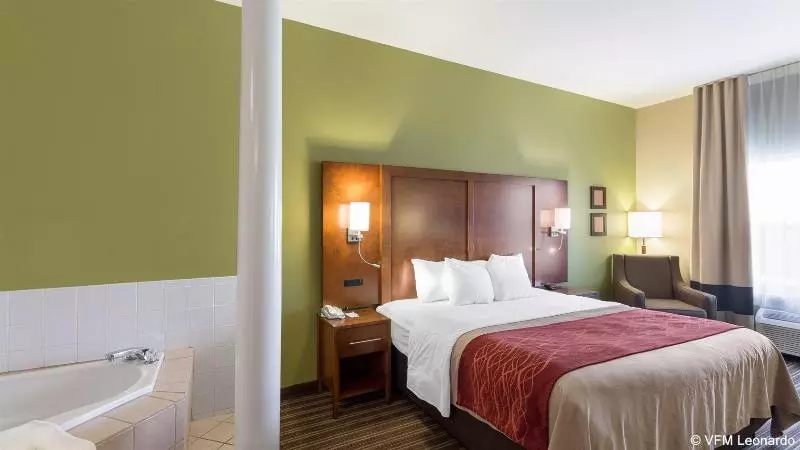 Отель Comfort Inn & Suites Fayettevilleuniversity Area