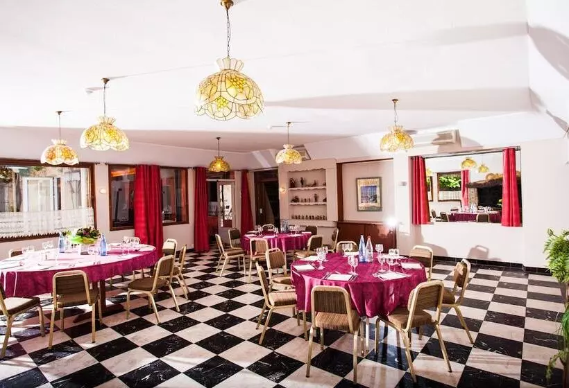 Hotel Logis Vignes Blanches Hôtel Cosy Et Restaurant De Terroir