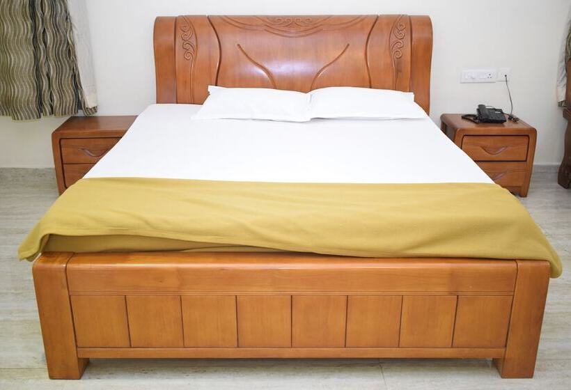 هتل Sri Kavimany Residency, Near Auro Beach