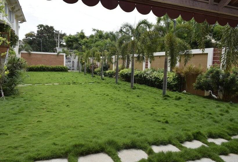 هتل Sri Kavimany Residency, Near Auro Beach