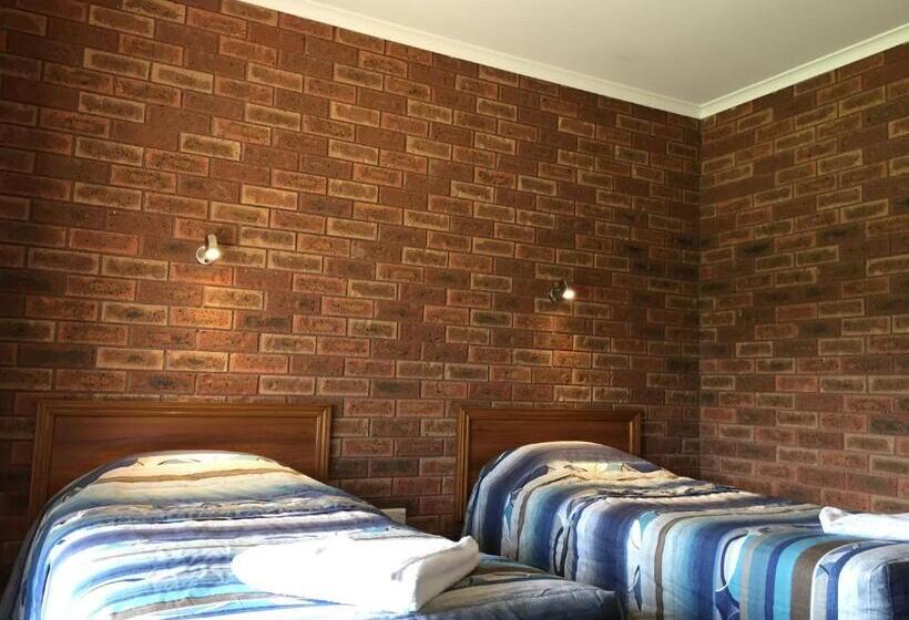 Отель The Finley Palm Motor Inn