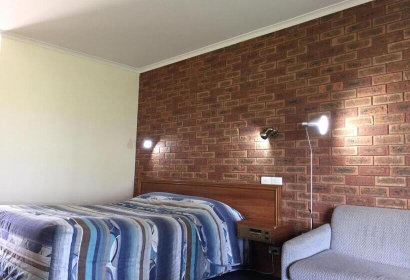 Отель The Finley Palm Motor Inn